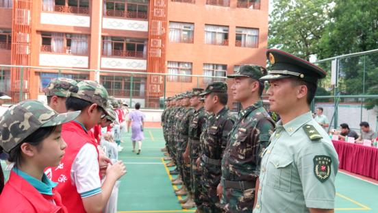 图30 新生代表和军辅代表向教官赠送纪念品