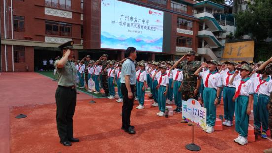 图23 雷建平副校长检阅各班方阵