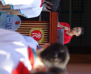 图5  德育处罗杰明副主任主持开营仪式