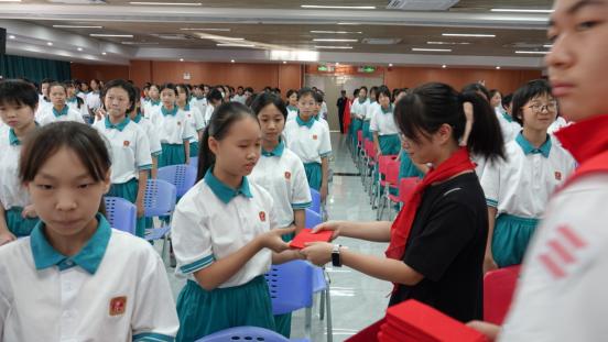 图17 小红领巾换大红领巾