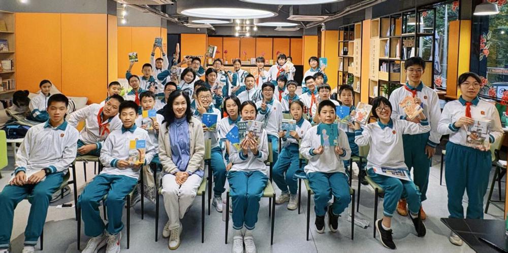 彭学军老师与同学们合影留念