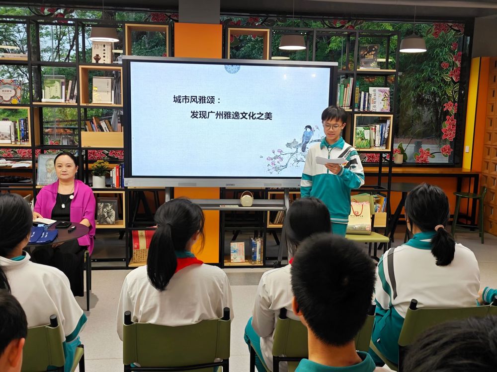 主持人初二（2）班金灏然同学介绍分王美怡老师