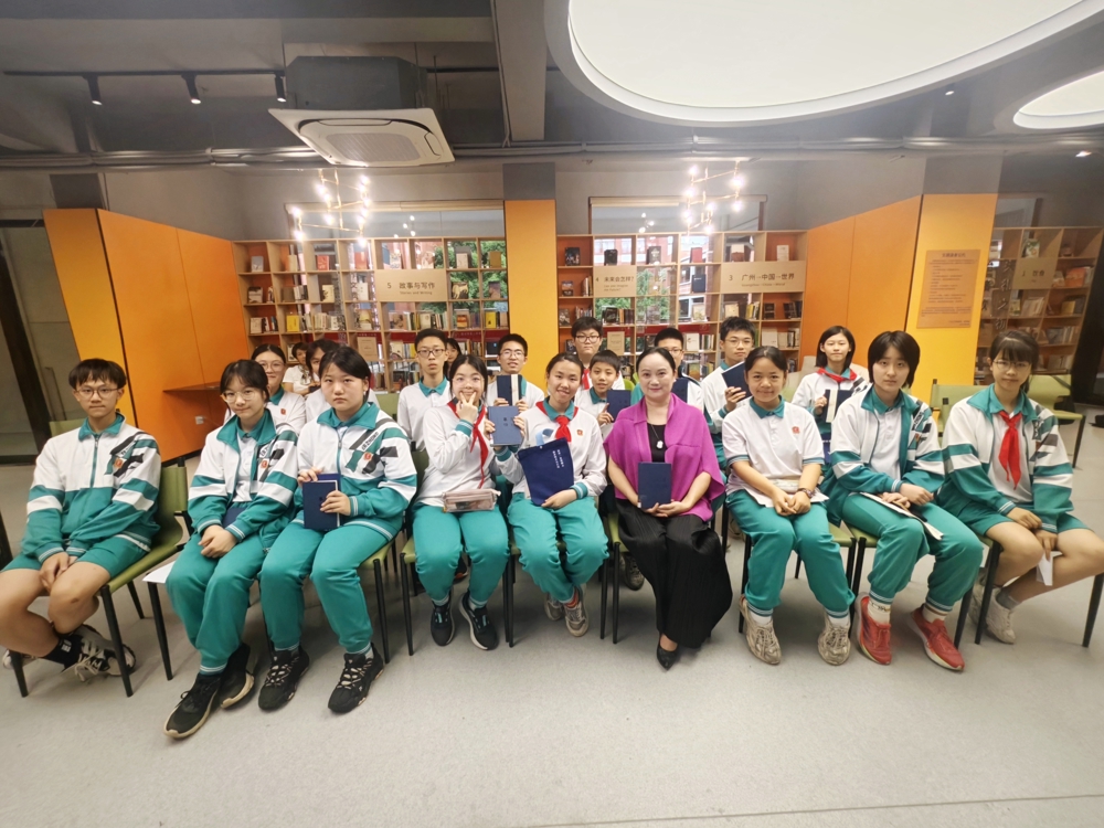 王美怡老师与学生合影留念