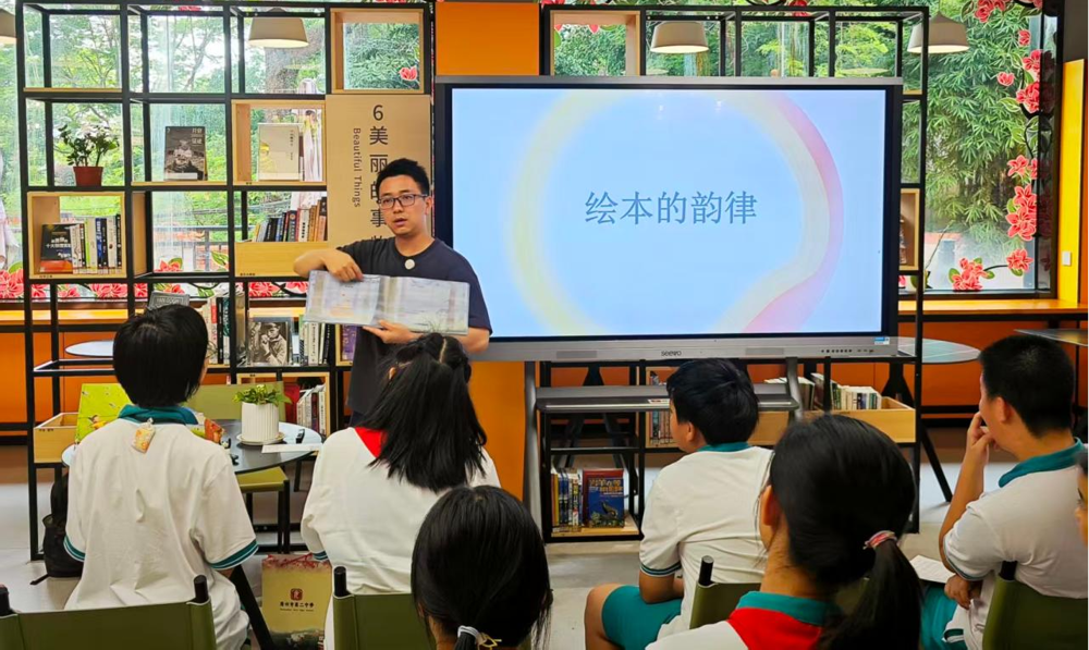 3-大吴老师介绍《游河》的设计巧思和绘本韵律