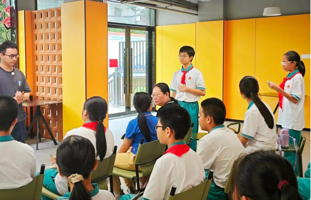 5-少先队悦读社成员陆明睿同学主持分享会交流互动环节